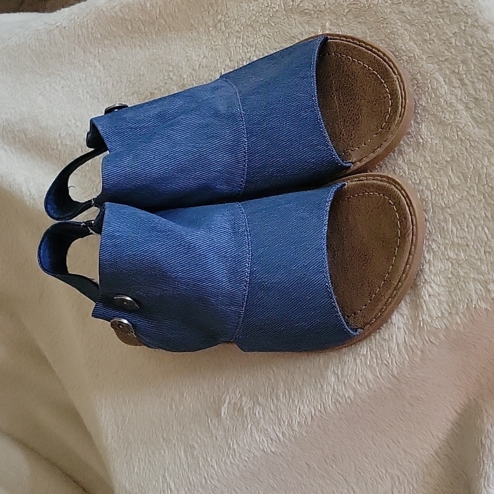 Guppy Love canvas demin  gladiator sandels. Size 9, never worn - Picture 3 of 3